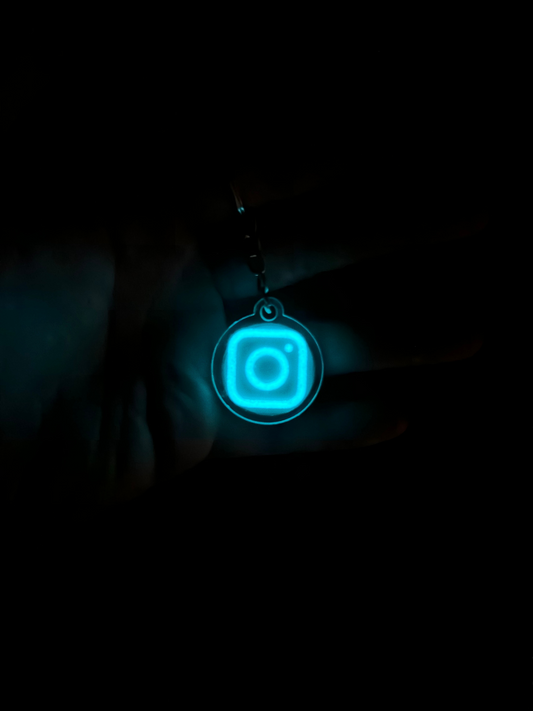 Leuchtender NFC Schlüsselanhänger - Glow in the dark Keychain für Social Media - Tippen zum öffnen - Cryo Signs